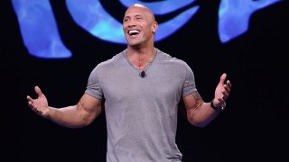 Дуейн Джонсън - Скалата
Малцина са тези, запомнили имената на персонажите, които играе Дуейн Джонсън - Скалата. Неговото име измества всички измислени герои и може би по тази причина режисьорите му дават една и съща роля. Във всеки филм (“Бързи и яростни”, "Небостъргач", “Джуманджи: Следващо ниво”) той е напомпаният смелчага, който спасява приятелите си. От дуото мозък-мускули Скалата винаги е мускулите и на него може да се разчита за всяка екшън поредица.