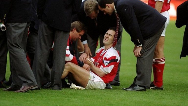 Мороу се оказа със счупена ръка и пропусна награждаването за купата, която той осигури на Арсенал.