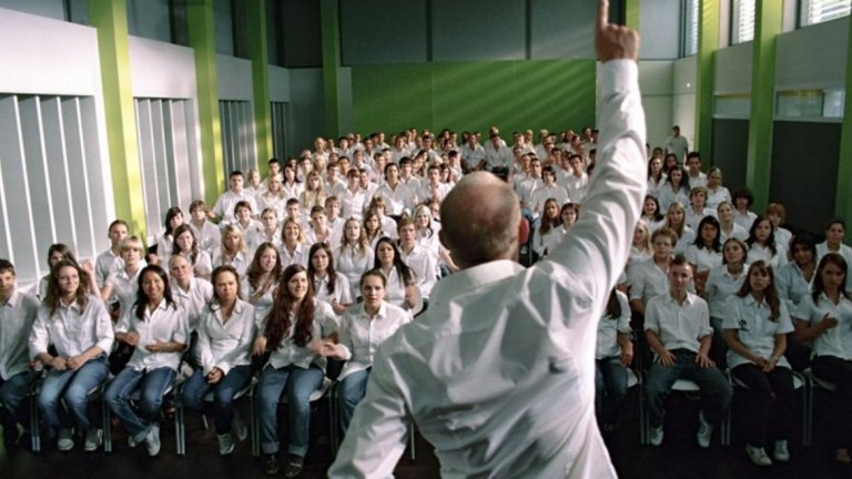 „Вълната"
Как Хитлер е успял да превърне хората в такива чудовища? Ако някога сте си задавали този въпрос, мислейки за Холокоста, трябва да изгледате „Вълната". Прекрасната адаптация по едноименната книга на Тод Страсър, разказва за едно училище, в което безобиден експеримент излиза от контрол и разкрива колко лесно се деформира човешкото съзнание.