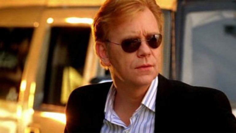 CSI: Miami / "От местопрестъплението: Маями"
Спиноф на: "От местопрестъплението"
Брои ли се за успех, ако главният ти персонаж бъде обезсмъртен под формата на меме? Ако да, CSI: Miami е доста успешен, благодарение на лейтанант Хорейшио Кейн (Дейвид Карузо) и неговите слънчеви очила. Сериалът напълно копира концепцията на оригиналния CSI – екип от криминалисти, които с нереални технологии и задълбочен анализ разкриват ново престъпление във всеки епизод. Това, което е различно, е самият екип и локацията – от греховния Лас Вегас сериалът прехвърля зрителите в слънчевия Маями. Концепцията обаче продължи да работи – цели 10 сезона, а дори в България CSI: Miami дълго време се радваше на интерес.