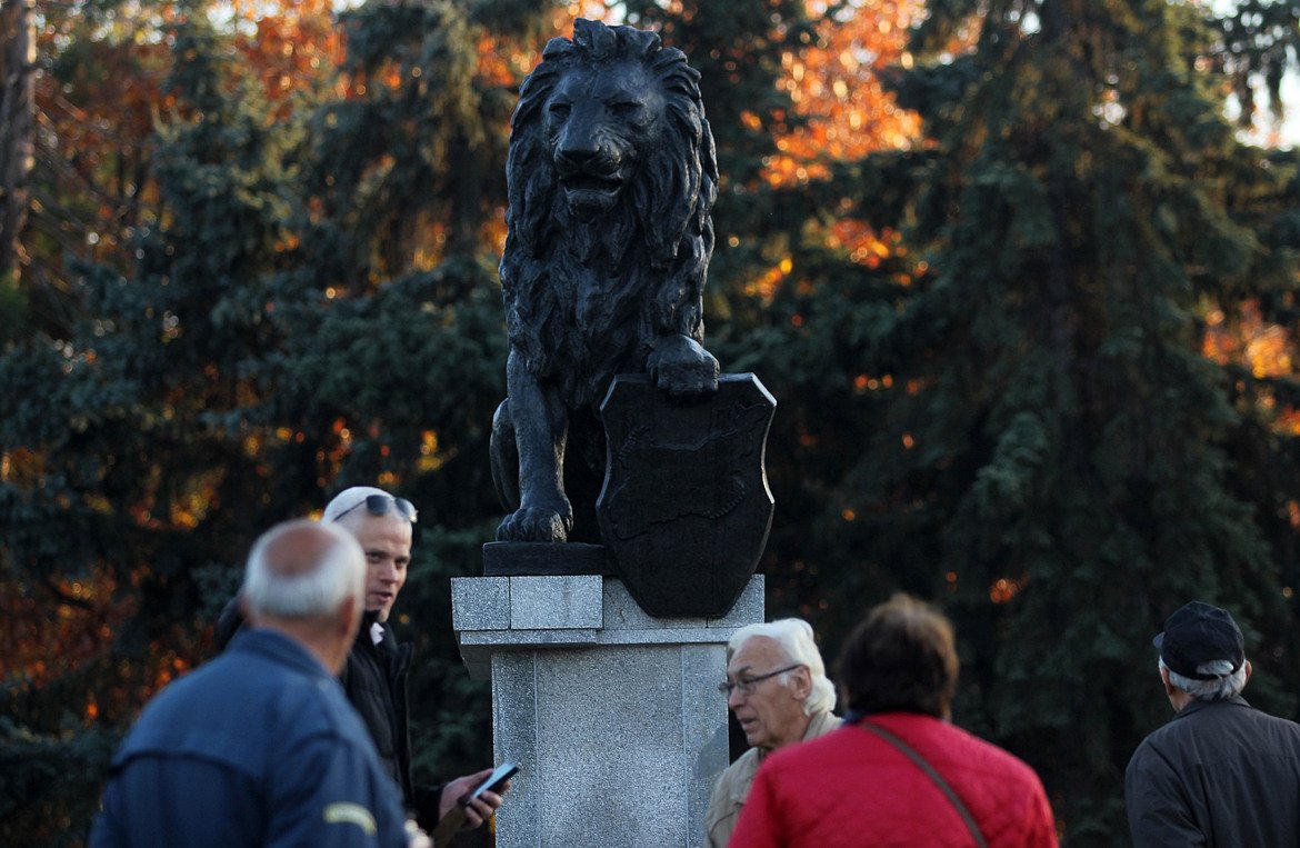Бронзовият паметник се върна на мястото на "1300 г. България" (вижте снимки в галерията)
