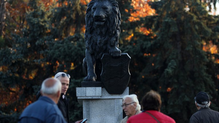 Бронзовият паметник се върна на мястото на "1300 г. България" (вижте снимки в галерията)