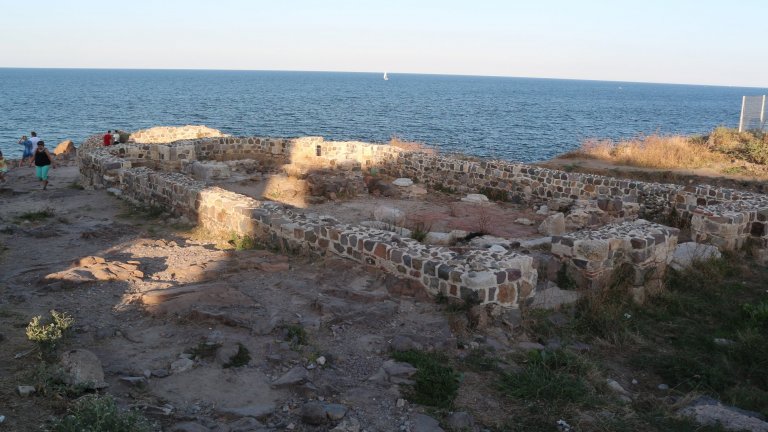 Останки от базиликата "Свети Апостоли" на нос Скамни