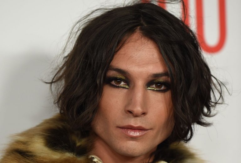 Филм с подобна хаотична продукция определено щеше да спечели от стабилен актьор в главната роля, но личният живот на Езра Милър е не по-малко хаотичен