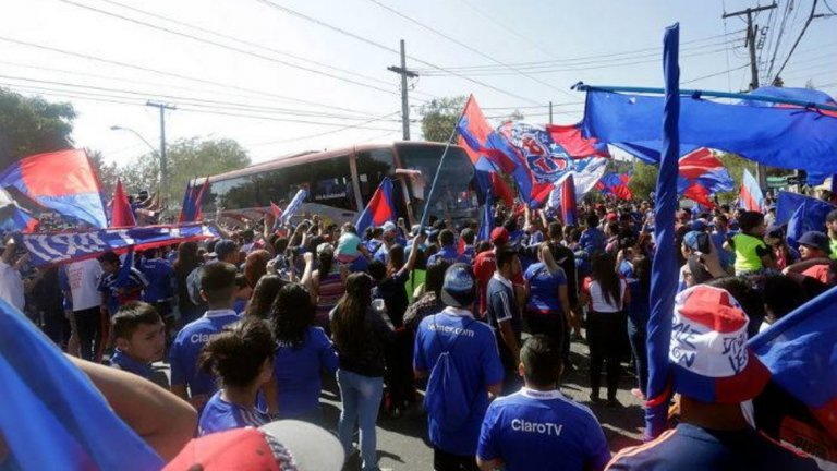 На изпроводяк с агитка и песни
Друг вариант е да бъдете изпратен към гробищата от агитката, към която сте принадлежали. А вместо погребални песни, вашите съратници от трибуните да ви почетат с някое от изпълненията си. Какво по-хубаво от това един фен на Ливърпул да чуе в последния си път You’ll Never Walk Alone вместо отегчителните напеви на отчето? Подобен случай има наскоро и в Чили, където 14-годишната Констанца Ривера умира от рак. Преди смъртта си момичето казва пред баща си последното си желание: да бъде изпратена с песни от агитката на любимия й тим Универсидад де Чиле. Повече от сто запалянковци откликват на молбата на семейството.
