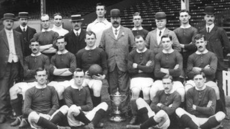 Но преди да се стигне до многобройните трофеи при Фърги бе извървян дълъг път. Манчестър Юн. спечели първата си титла преди повече от век - през 1908-а. 3 години по-късно Юнайтед взе втората...