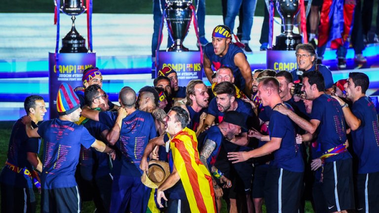 Многохиляден парад и грандиозна заря за требъла на Барса