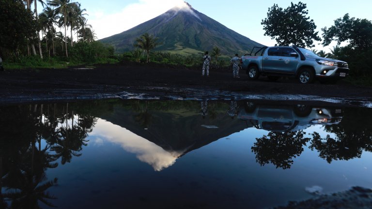 Евакуират 30 хил. души във Филипините заради вулкана Майон