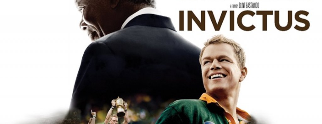  „Несломим“ (Invictus), 2009 г.
Режисиран от Клинт Истууд, филмът започва с освобождаването на Нелсън Мандела и неговото избиране за президент. Нацията е разделена, а Мандела (чудесно изигран от Морган Фрийман) се обръща към най-добрите атлети за времето с апел да му помогнат в изграждането на нова и обединена Южноафриканска република. Националният отбор по ръгби е сред силите на Африка, но губи от големите съперници - Англия, Нова Зеландия, Австралия. Самият спорт е територия за белите, а малкото чернокожи зрители по стадионите подкрепят съперниците на ЮАР. Мандела обаче иска световната титла и накрая черни и бели празнуват по улиците на ЮАР.