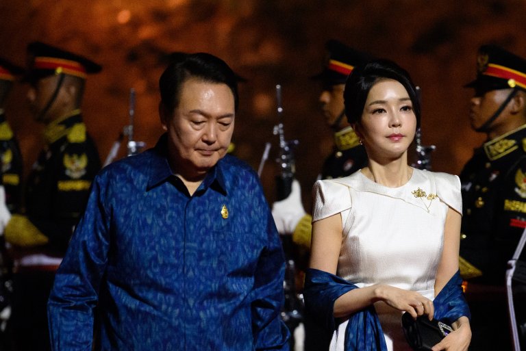 Ким Кеон Хи произхожда от доста богато и влиятелно семейство. 