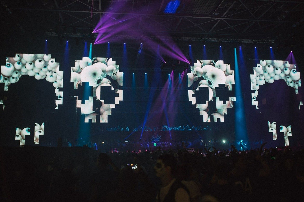 Огромните LED черепи в "Арена Армеец" на Хелоуин преди две години