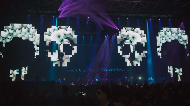 Огромните LED черепи в "Арена Армеец" на Хелоуин преди две години