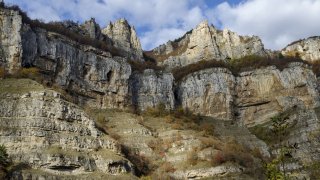 Гара Лакатник 
Това всъщност е място, което горещо препоръчваме не само през зимата, но и във всеки свободен уикенд. На час път е от София и дотам може да стигнете по приличен път, макар и с много завои, а също и с влак по живописна линия през Искърското дефиле. 
Лакатник се намира на един от най-големите завои на река Искър, по поречието на която има и други красиви селца като Бов, Зверино и много други. Най-много туристи (и алпинисти) идват заради скалите. Ако снегът не се задържи, спокойно може да направите разходка по скалните пътечки, поддържани грижливо и прилежно основно от доброволци от местното туристическо дружество. В скалите се крие пещерата Темната дупка – колкото дълбока, толкова и любопитна за пещерняци и изследователи.