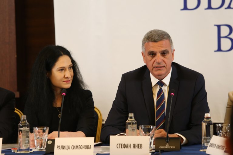 Предизвикателството за Стефан Янев ще е да се отличи на общия фон от нови и не дотам нови партии, които защитават идентични позиции.