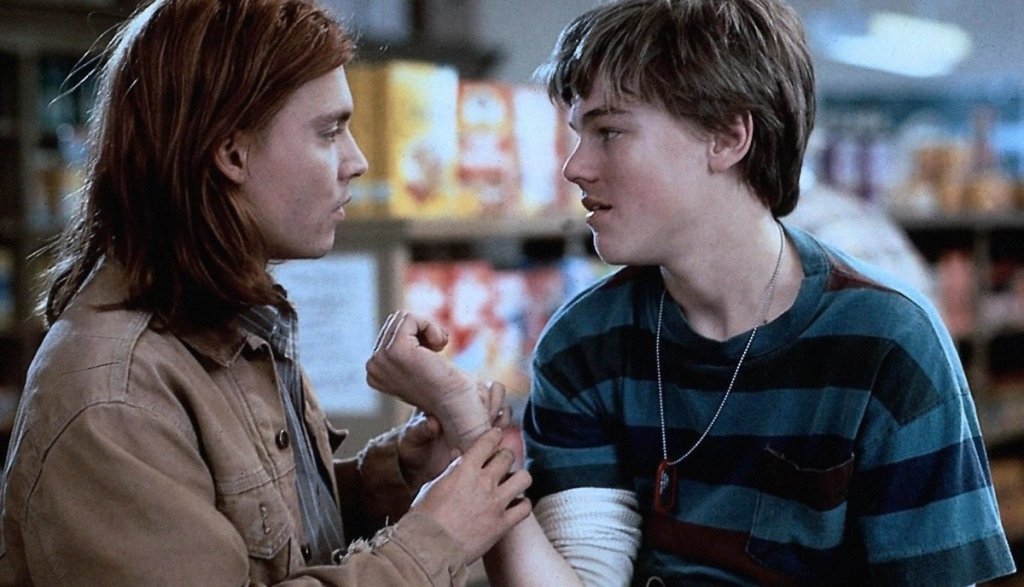 2. Защо тъгува Гилбърт Грейп (1993 г.)
Вече на 19 г., Лео играе по-малкия брат на Гилбърт Грейп (в ролята – Джони Деп). Грейп работи и се грижи за майка си, която е с наднормено тегло, и за брат си Арни, който страда от психическо заболяване. 