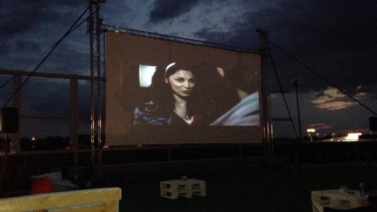 Добра новина има и не само за жителите и гостите на Бургас. Организаторите вече са започнали и работа и по лятно автокино в София, което ще бъде разположено на открития паркинг на Мол Сердика от 1 юли