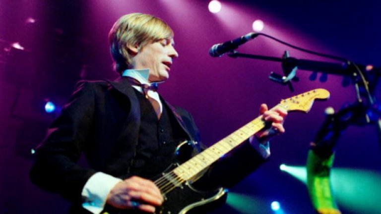 Kula Shaker  
 Психеделичните Kula Shaker станаха нарицателно за най-откачения крах на бритпопа. След като навъртяха няколко размазващи парчета, те се разпаднаха през 1999-та година. Дебютният им албум „K” c екзотичните индийски мотиви нямаше нужната инерция. През 2004-та година момчетата се събраха, което доведе до появата на два нови албума, но и двата не прогресираха много-много в класациите. И ето – те опитват отново с албум „Еclipse“ и турне, планирано за следваща година.