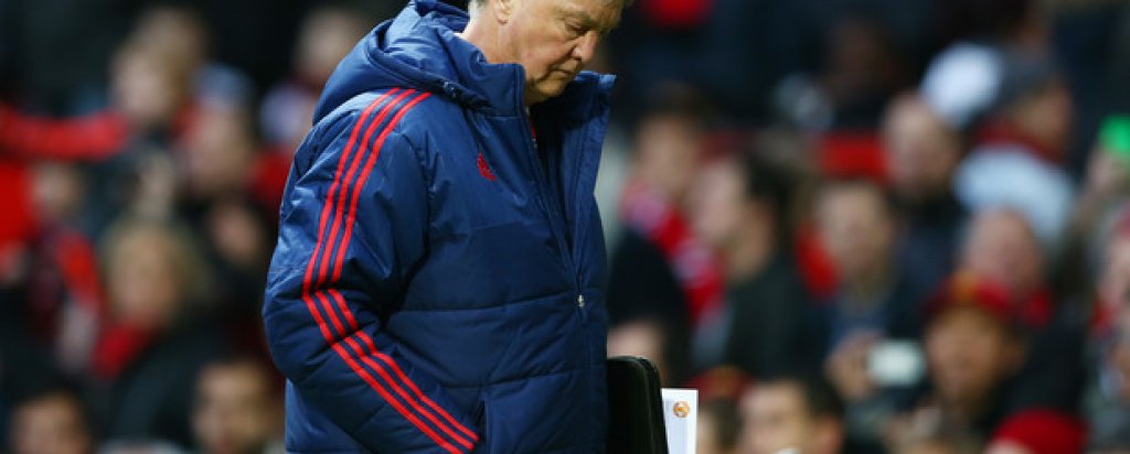 Тъга по Ван Гаал!?
Вероятно най-шокиращата статистика от всички е, че по традиция успешният и ефективен Моуриньо изостава от миналите двама наставници на Юнайтед по спечелени точки след 13 кръга. Обявените за провали Дейвид Мойс и Луис ван Гаал бяха завоювали поне малко повече актив в същата фаза от сезона. Мойс спечели 22 точки от първите си 13 мача във Висшата лига, а беше уволнен още преди края на сезона. След него Ван Гаал също записа 22 т. до тази фаза при първия си сезон и 27 т. във втория. Последният път, когато Юнайтед вдигна титлата (2012/13 при Фъргюсън), отборът имаше 30 точки след 13 кръга.