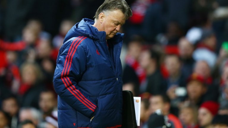 Тъга по Ван Гаал!?
Вероятно най-шокиращата статистика от всички е, че по традиция успешният и ефективен Моуриньо изостава от миналите двама наставници на Юнайтед по спечелени точки след 13 кръга. Обявените за провали Дейвид Мойс и Луис ван Гаал бяха завоювали поне малко повече актив в същата фаза от сезона. Мойс спечели 22 точки от първите си 13 мача във Висшата лига, а беше уволнен още преди края на сезона. След него Ван Гаал също записа 22 т. до тази фаза при първия си сезон и 27 т. във втория. Последният път, когато Юнайтед вдигна титлата (2012/13 при Фъргюсън), отборът имаше 30 точки след 13 кръга.