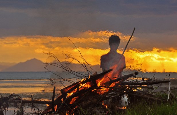 Танц между огъня и слънцето.  Остров Тидунг ни дарява с множество невероятни девствени кътчета.
