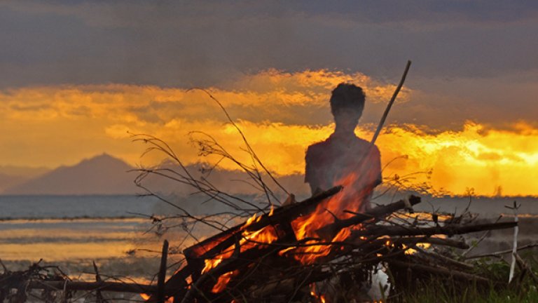 Танц между огъня и слънцето.  Остров Тидунг ни дарява с множество невероятни девствени кътчета.