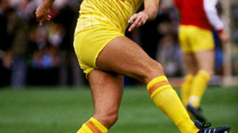 Екип за гостувания, сезони 1982/84
Жълтото е доста популярно в Англия и се наложи като цвят за гостуване на мърсисайдци в началото на 80-те.