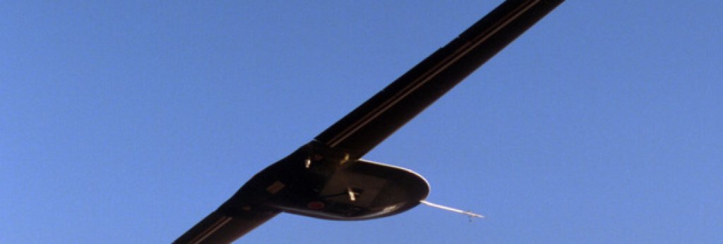 12. Тъмната звезда

В началото на 90-те Lockheed Martin работят по проект за създаване на ниско забележим безпилотен апарат, който да „виси” на голяма височина над бойното поле и да предава незабелязан информация за предвижването на противниковите сили.

Дронът RQ-3 DarkStar полита през март 1996 г. При вторият полет обаче апаратът се разбива и през 1998 г. е създадена подобрена версия на машината. Година по-късно програмата е официално прекратена, но има индикации, че RQ-3 продължава да лети още няколко години, включително и при инвазията в Ирак през 2003 г.

