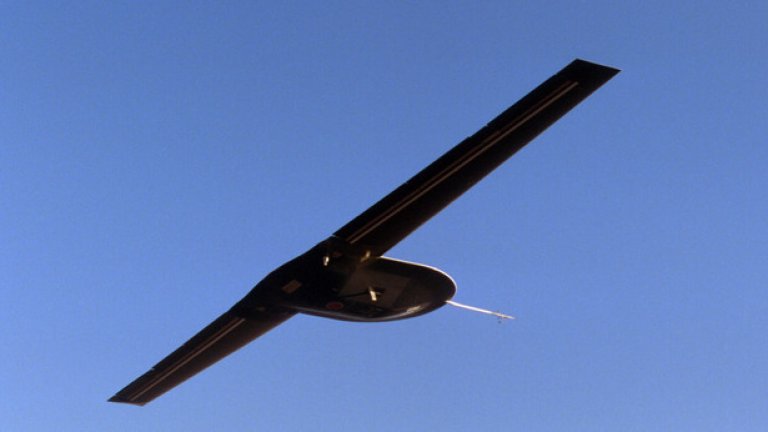 12. Тъмната звезда

В началото на 90-те Lockheed Martin работят по проект за създаване на ниско забележим безпилотен апарат, който да „виси” на голяма височина над бойното поле и да предава незабелязан информация за предвижването на противниковите сили.

Дронът RQ-3 DarkStar полита през март 1996 г. При вторият полет обаче апаратът се разбива и през 1998 г. е създадена подобрена версия на машината. Година по-късно програмата е официално прекратена, но има индикации, че RQ-3 продължава да лети още няколко години, включително и при инвазията в Ирак през 2003 г.
