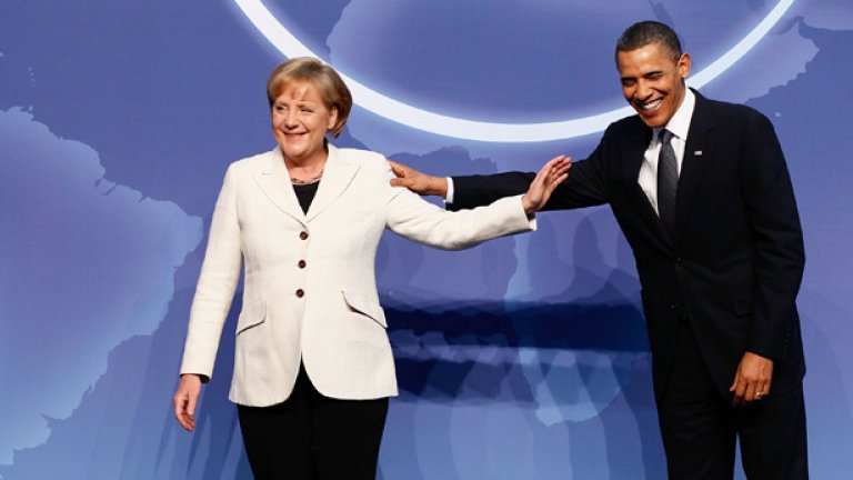 Лидерите на двете велики сили Германия и САЩ в дружески досег, но подходите на Меркел и Обама за излизане от кризата са коренно различни