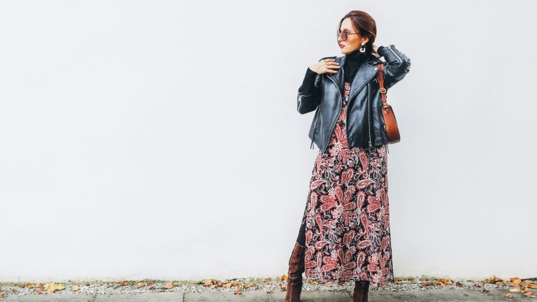 Рокля на цветяНе изоставяйте на дъното на гардероба любимата си рокля на цветя в по-студените дни. Вместо това я комбинирайте с високи ботуши, плътен черен чорапогащник и топло яке. Така ще внесете свеж полъх и доза женственост в есенния си гардероб.