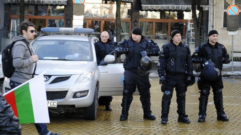 Из градовете в страната има засилено полицейско присъствие, което, по информация на МВР, е във връзка с масовите прояви по повод на Националния празник.