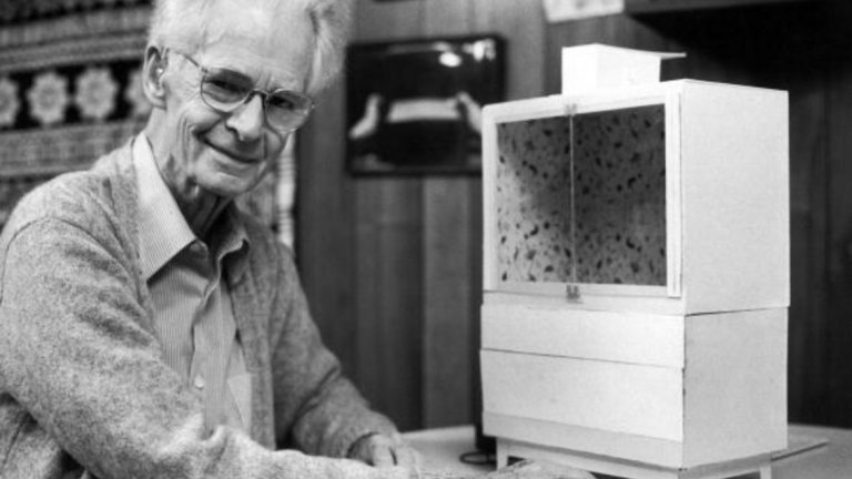 Б.Ф. Скинър (1904-1990)

Бъръс Фредерик Скинър е известен като основателя на модерния бихейвиоризъм в психологията. Той изследва моделите на поведение на хората в определени ситуации чрез експерименти. Едно от откритията му е т.нар. Кутия на Скинър - лабораторен апарат, чрез който учените изследват обусловеното поведение на животните, които се учат да изпълняват конкретни заповеди при конкретни дразнители - звукови или светлинни сигнали. При правилно изпълнение на заповедта, обектът получава храна или друга награда. При грешно изпълнение или пасивност - механизмът наказва животното.