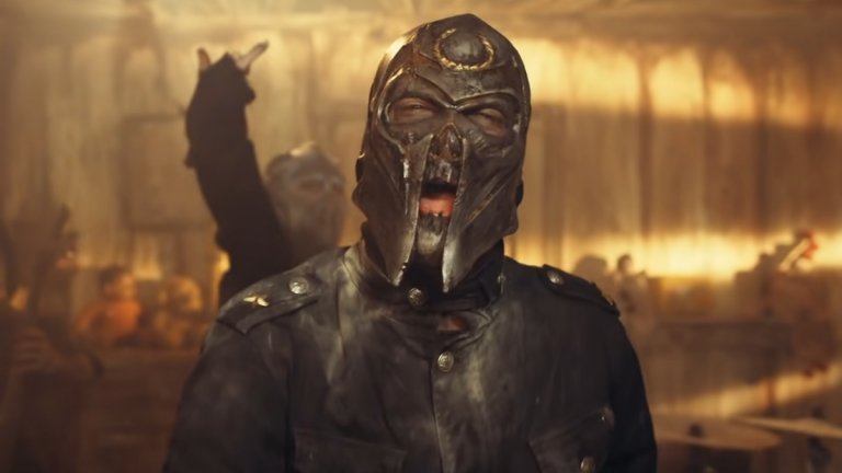 Mushroomhead - Sun Doesn't Rise

Слънцето и да изгрее, трудно можеш да му се радваш, когато си затворен... Макар че американците от Mushroomhead  на светло няма да са така впечатляващи. Във визията им се усеща силен усет към детайла, който прави техните маски много по-въздействащи от някои други в този списък.