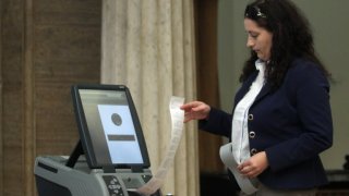 Хартиен вот машинно гласуване подправен дневник машините на Мадуро хартиена