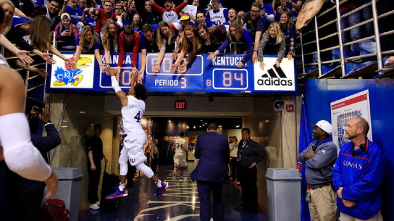 30 януари. Канзас. Колежанското първенство се радва на голяма популярност.