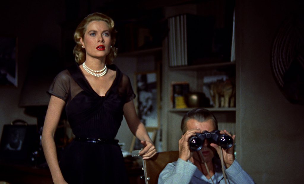 \"Задният прозорец\" (Rear Window, 1954)
В дългия списък със заглавия на Хичкок можете да намерите нещо за всеки сезон и всяко настроение. И всичко е под шапката на съспенса, който те хваща за гърлото и те помита. В този случай имаме всичко, необходи