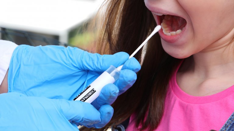 Според КПКОНПИ определени търговски дружества са били толерирани със забавените доставки на тестове за COVID-19