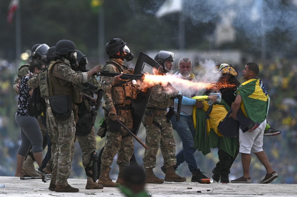 Над 400 арестувани след атаката срещу Конгреса на Бразилия