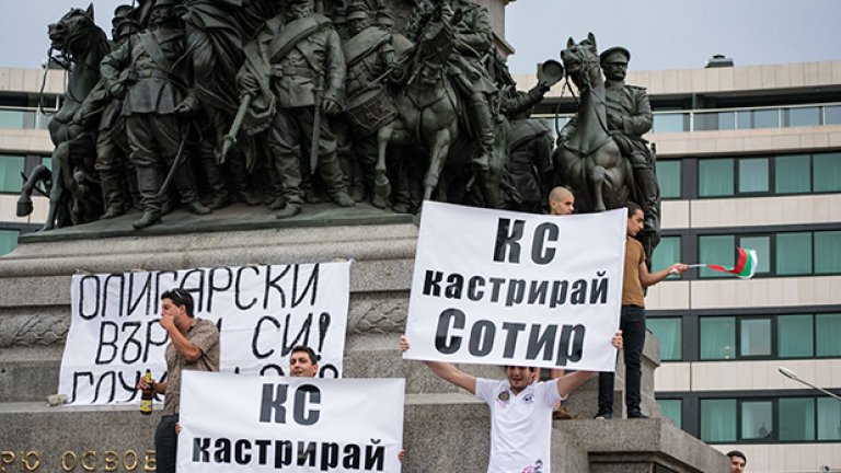 Граждани бият прасета