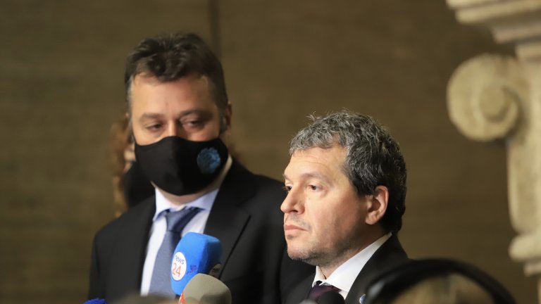 "За нас ГЕРБ е основен символ на статуквото и за нас е изключено да обсъждаме каквото и да било правителство, предложено от представителите на тази партия. Затова намираме за естествено да откажем участие в предложените консултации", коментира пред журналистите Йорданов.