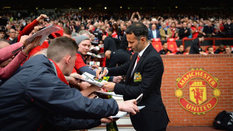 Новият мениджър (временен) раздава автографи в първия си мач на скамейката на любимия си Юнайтед.