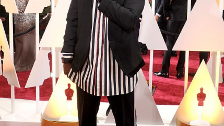 Певецът и продуцент Уил Ай Ем (Will.i.am) явно беше объркал "Оскарите" с наградите "Грами". Така или иначе изборът му на облекло беше крайно неподходящ