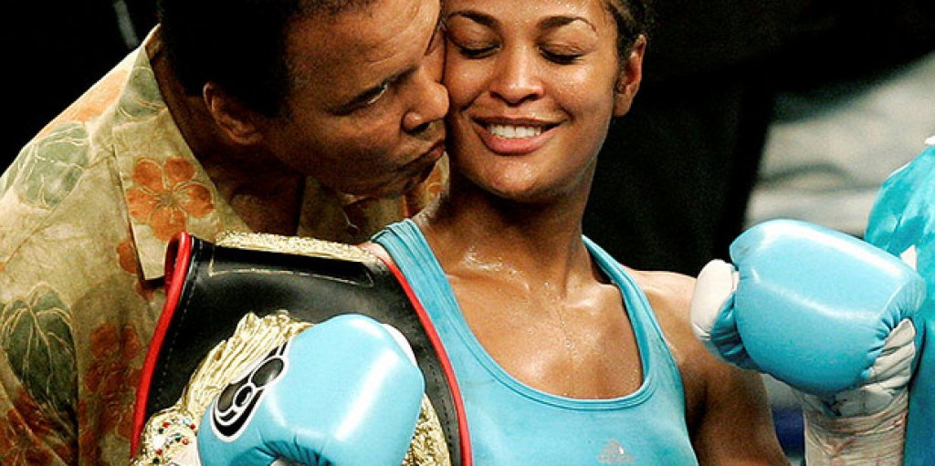 Дъщеря му Лейла Али също става световен шампион по бокс.