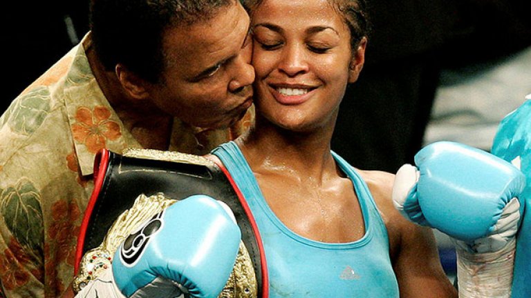 Дъщеря му Лейла Али също става световен шампион по бокс.