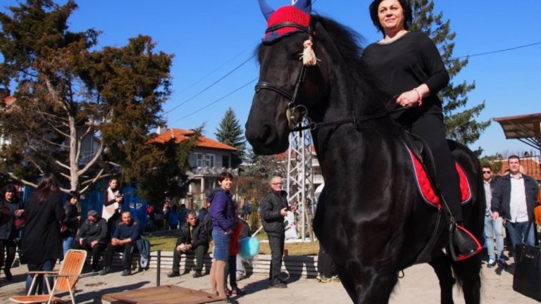Корнелия Нинова гледа към изборите на гърба на кон в село Мрамор. Тази снимка накара опонента й Бойко Борисов да се обърне към нея с думите "уважаемата ездачка", докато критикуваше БСП от театрална зала в Хасково.