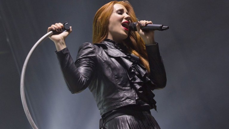 Epica (Симон Симонс) - Storm The Sorrow
Оставаме на вълната на наистина красивите гласове със Симон от Epica. Червенокосата холандка пее в бандата от 17-годишна (вече е на 35), като им остава вярна и до днес, макар да е работила и с други групи. А пеенето й е от онези, които в комбинация с музиката на бандата, може да ви отведе на неочаквани приключения.