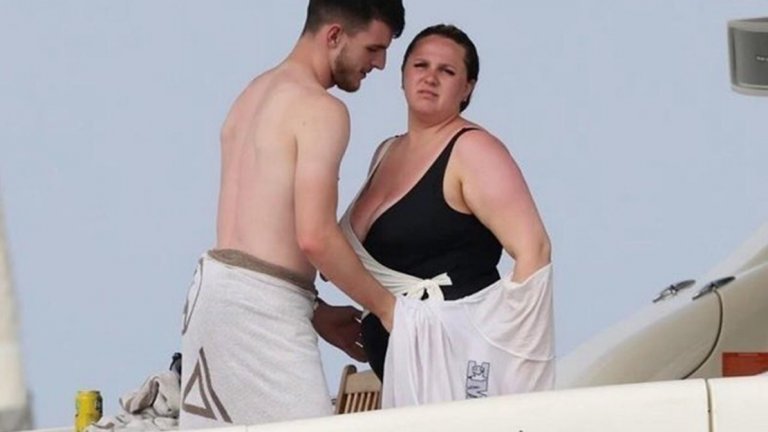 Коя е жената до новата звезда на Арсенал?