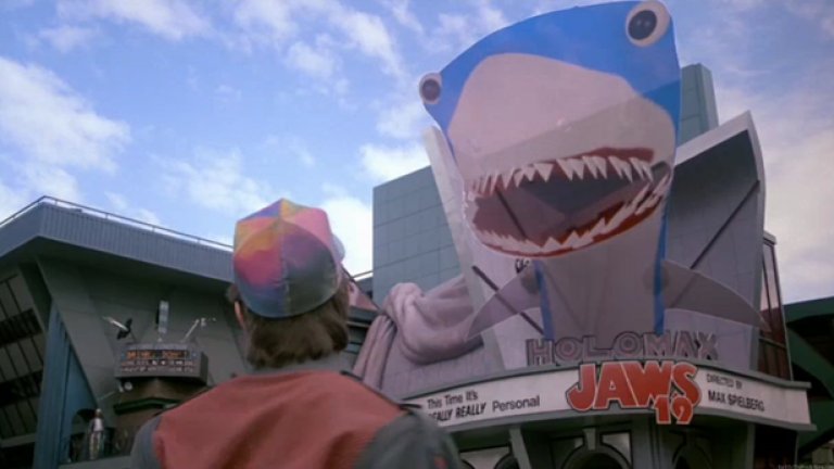 20. Закачките със Спилбърг

Когато Марти се оказва в 2015 г. той е атакуван от огромна 3D акула, която се оказва реклама на филма „Челюсти 19". За момент се мярка и името на режисьора му - Макс Спилбърг. Към момента на излизане на „Завръщане в бъдещето 2" са били създадени четири части на „Челюсти", а Макс Спилбърг е 4-годишния син на Стивън Спилбърг.

Създателите на трилогията, обаче не уцелват в закачките си с изпълнителния продуцент на продукцията. Никога повече не е създаден филм от поредицата „Челюсти", а Макс Спилбърг не се захваща със занаята на баща си.