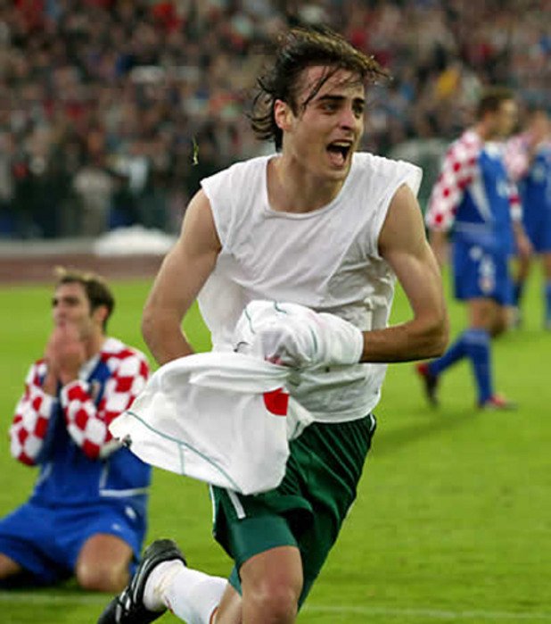 Година по-рано Димитър Бербатов ги унишожи в София, а националите изиграха вероятно последния си голям мач изобщо. Бихме ги с 2:0 и си отворихме вратата за Евро 2004.