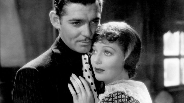 Пазеното в тайна незаконнородено дете на Кларк Гейбъл и Лорета Йънг
Красивата актриса Лорета Йънг, носителка на "Оскар“ през 1947-ма, произхожда от консервативно католическо семейство. Въпреки своето строго възпитание, тя започва връзка с женения актьор Кларк Гебъл по време на снимките на The Call of the Wild.
 
Тяхната любов завършва с бременността на Йънг. Заради строгото си религиозно възпитание, тя не може да си позволи аборт и затова измисля друг план. Актрисата заминава за Англия на дълга ваканция, където ражда.
За да не навреди на кариерата си, Йънг дава новороденото в сиропиталище.След 19 месеца, тя осиновява своето дете и публично обявява, че го прави за да покаже какво е да си самотна майка. Чак преди смъртта си Лорета разкрива тайната за произхода на дъщеря си. Джуди Люис също става актриса, но няма получава популярността на майка си.